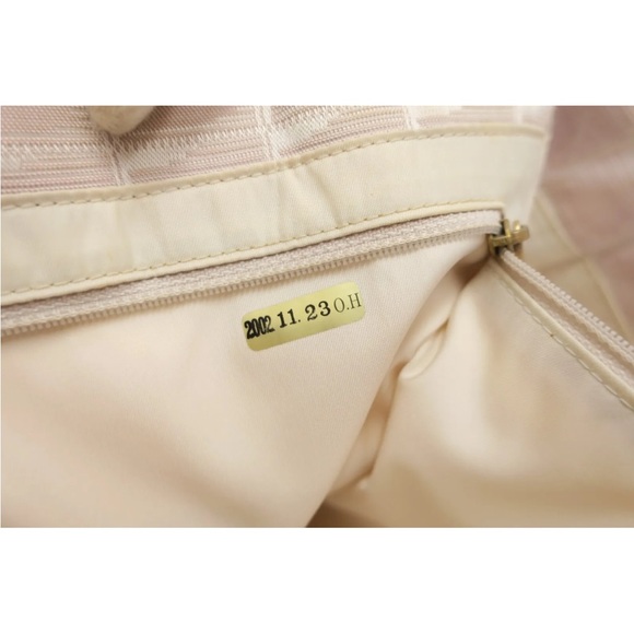 💯 Authentic 😍 CHANEL 😍 Nylon Travel Bag in Amazing Condition - Picture 12 of 13